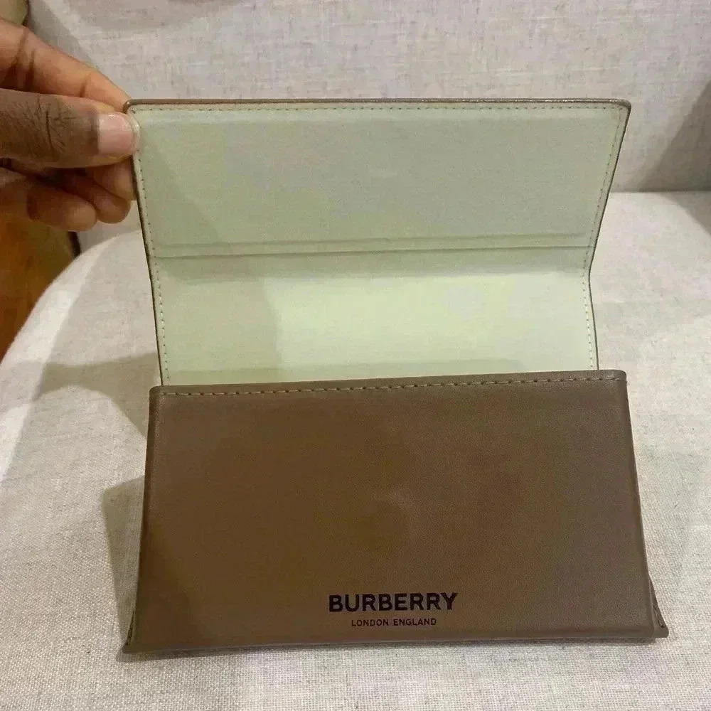 New Burberry Large Sunglasses Case - Picture 3 of 8